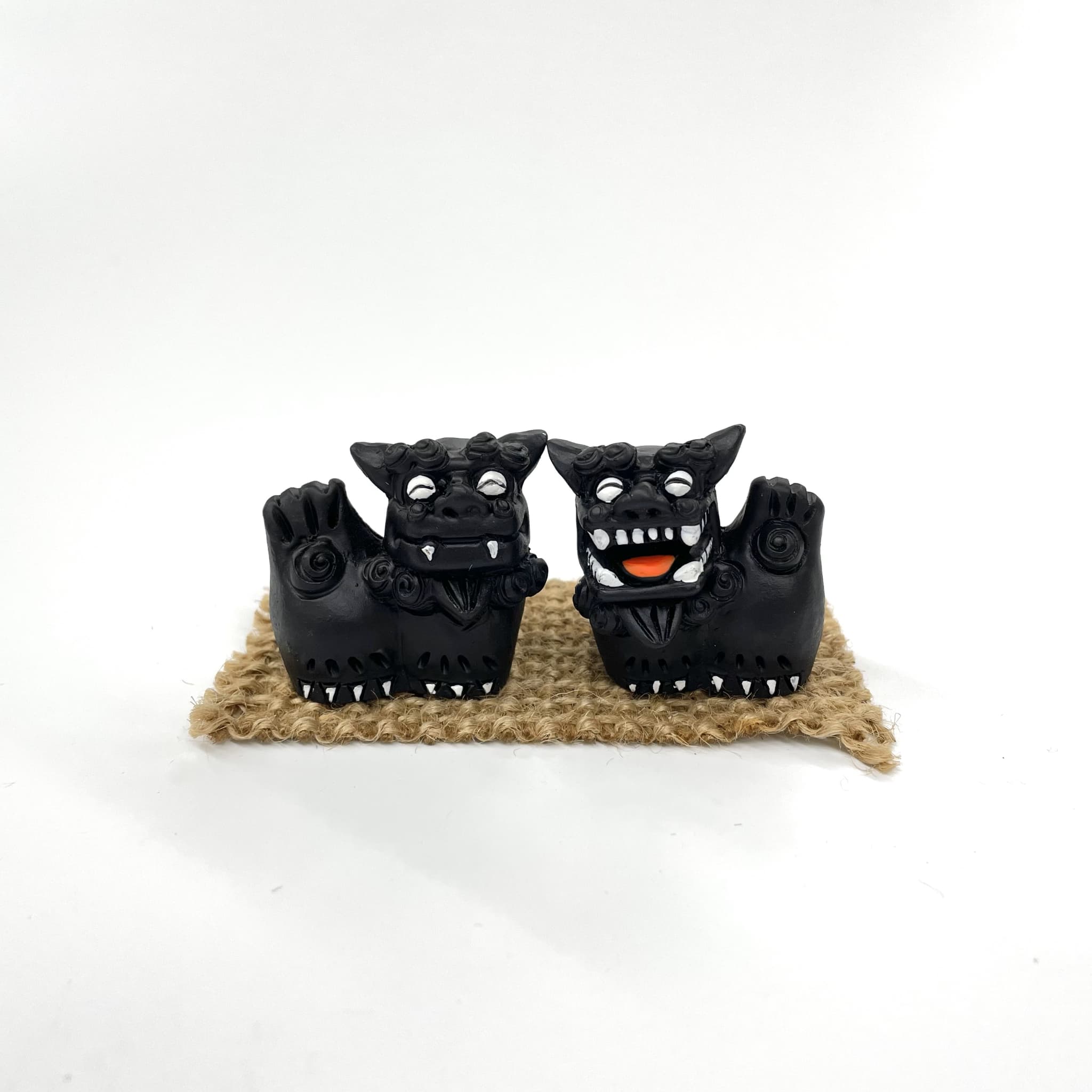 笑シーサー側面(4cm)(黒)