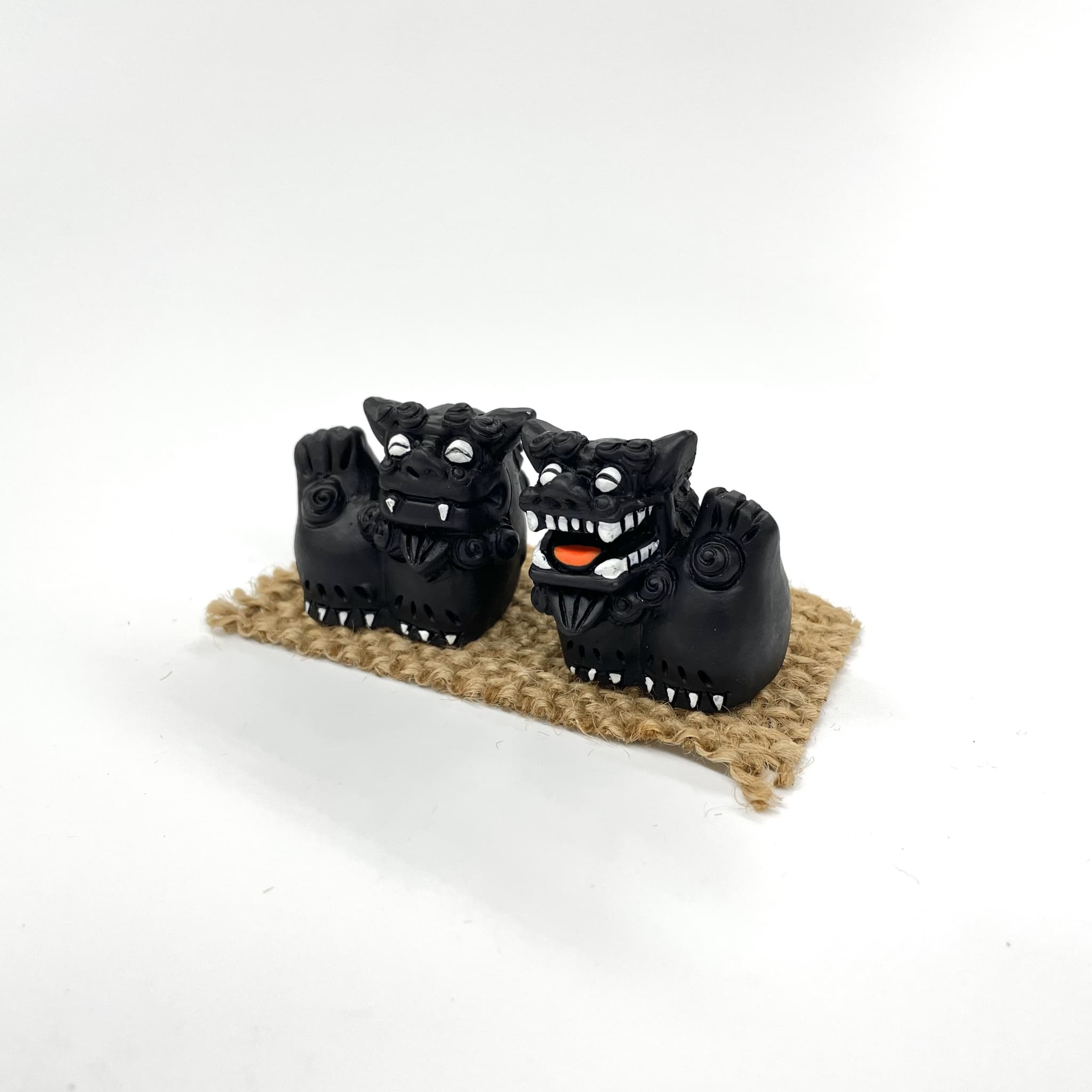 笑シーサー側面(4cm)(黒)