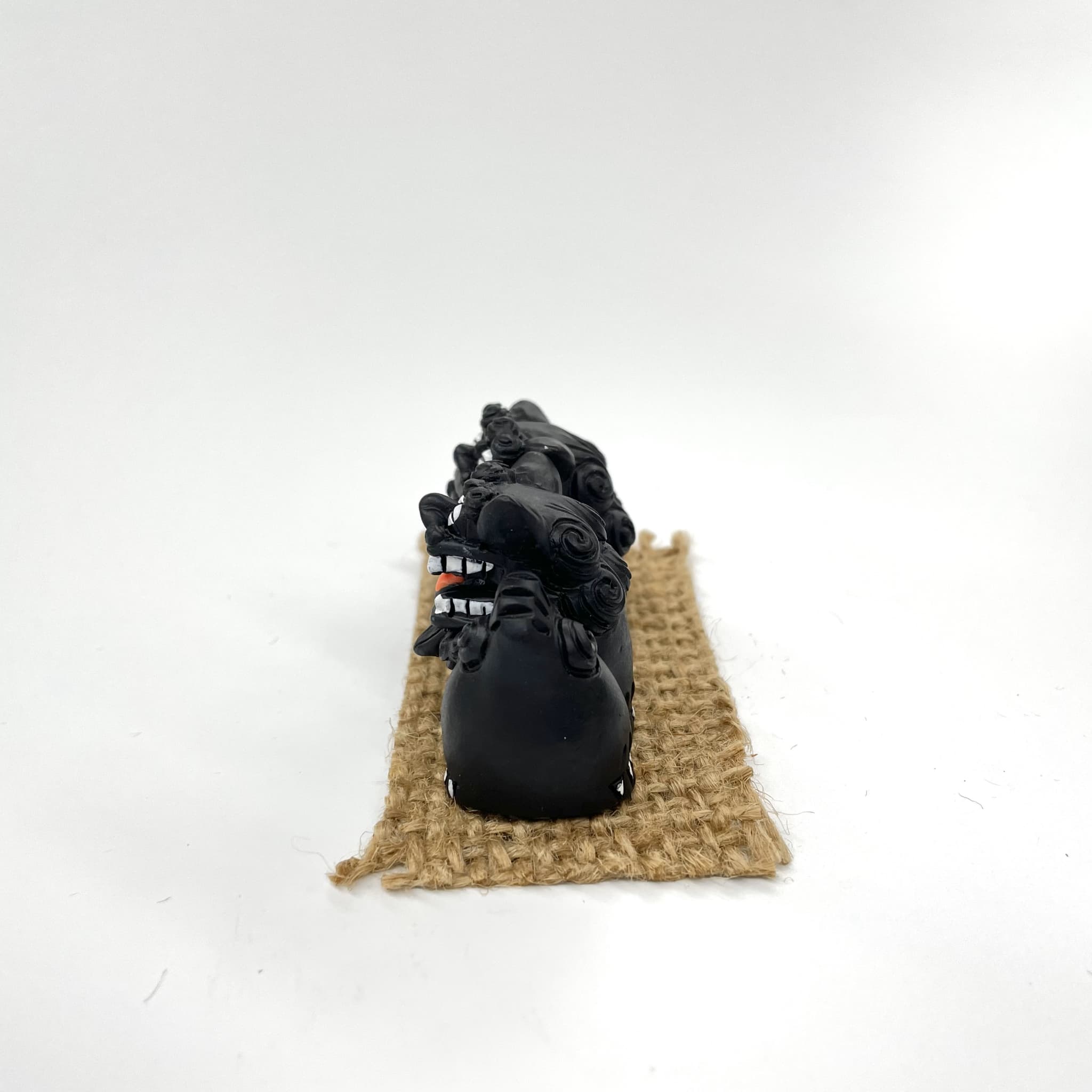 笑シーサー側面(4cm)(黒)