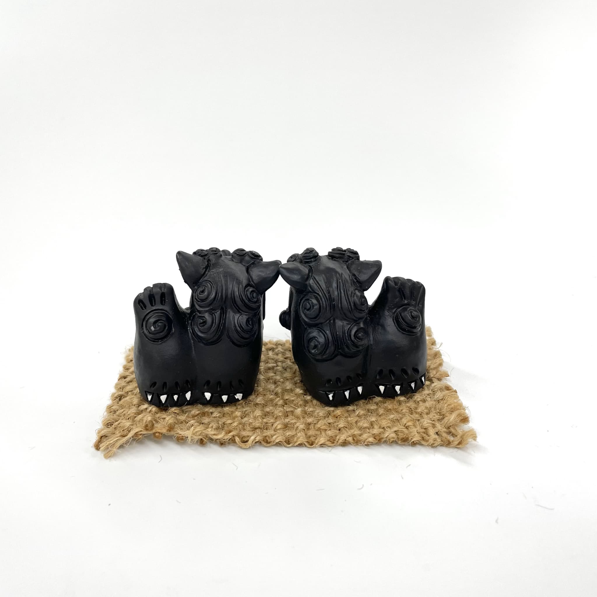 笑シーサー側面(4cm)(黒)