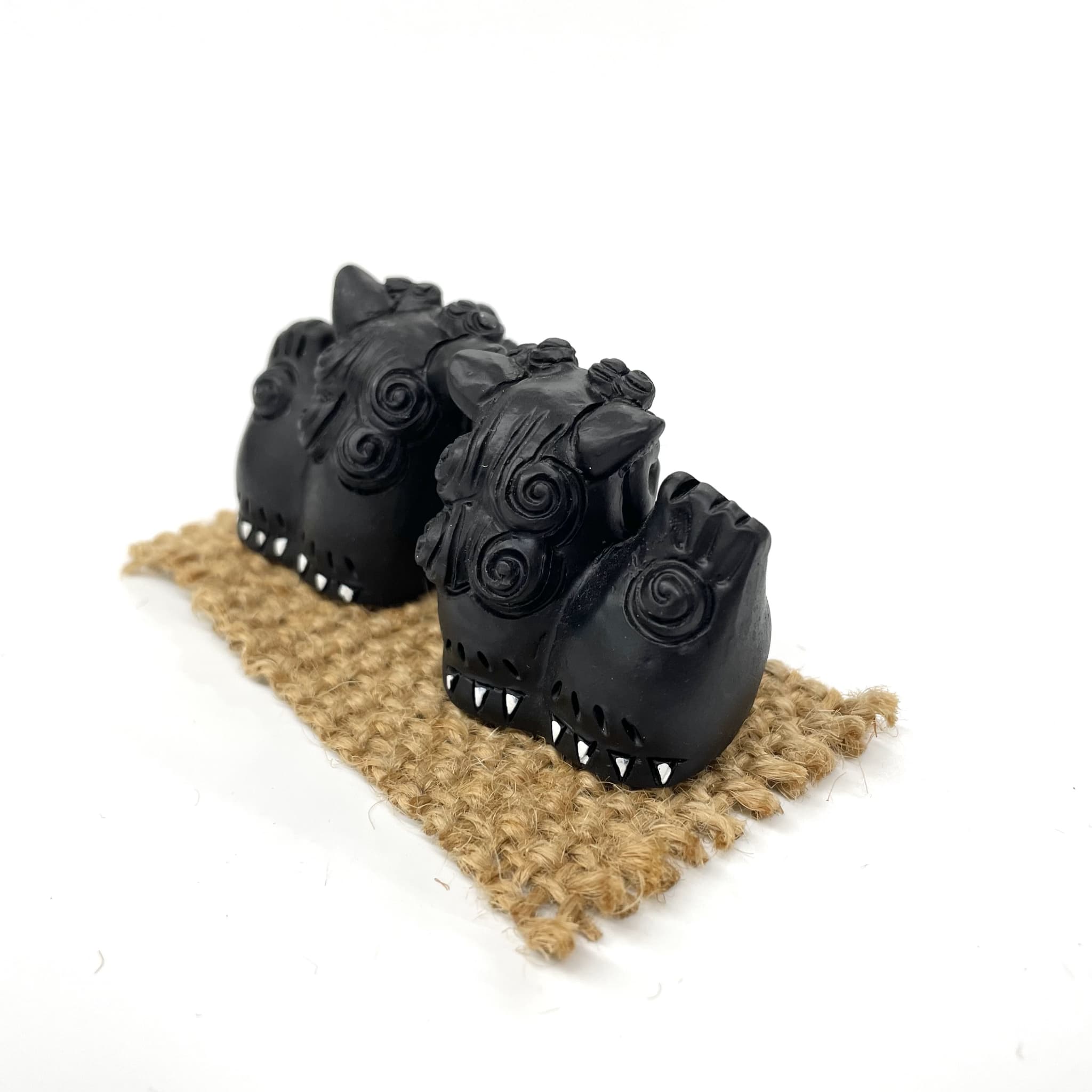 笑シーサー側面(4cm)(黒)